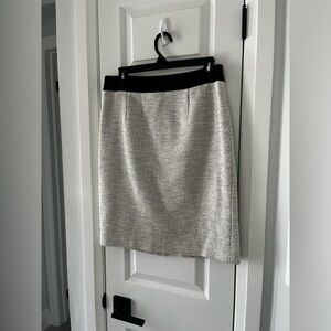 Banana Republic Pencil Skirt Black Trim Size 4 Lined 22” Back Slit